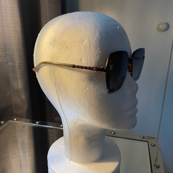 Beautiful Sunglasses 🕶️ - Picture 4 of 8